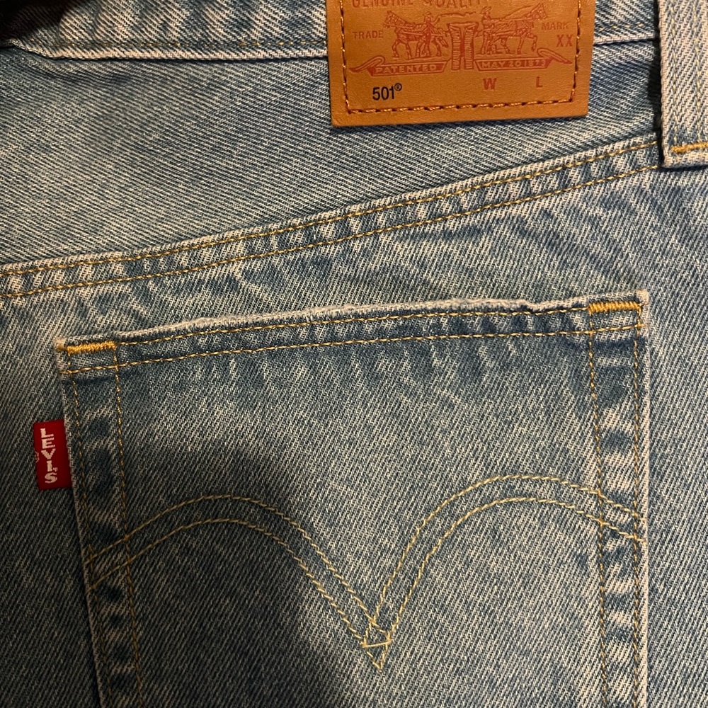 LEVIS 50 HIGH RISE DEMIN SHORTS - Picture 6 of 9